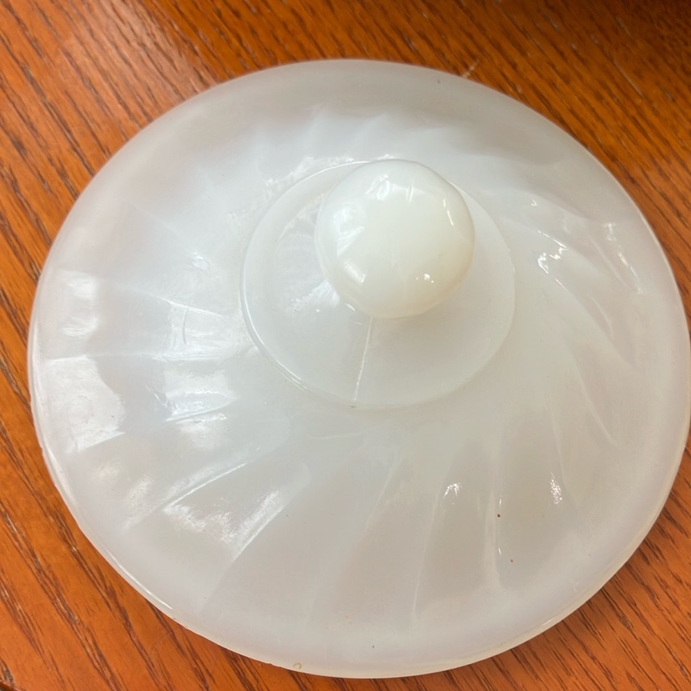 VINTAGE FIRE KING ANCHOR HOCKING SWIRL MILK GLASS 22K EDGE SUGAR BOWL WITH LID - Picture 3 of 9